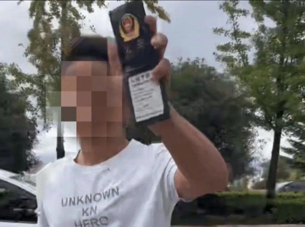 升鸿网 男子别停他人车辆后嚣张“亮警察证”！警方最新回应，结局令人舒适
